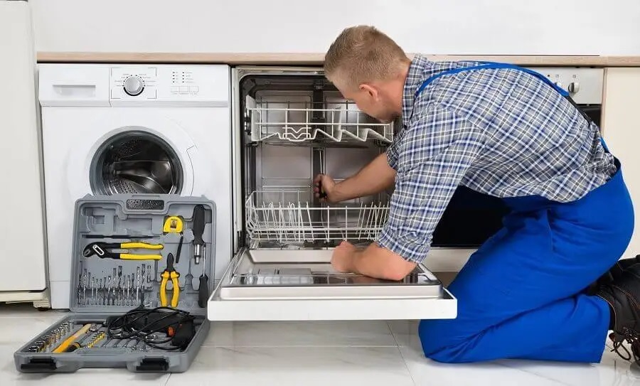 Mamak Dominox servisi teknisyen ekibi beyaz eşya tamiri yaparken
